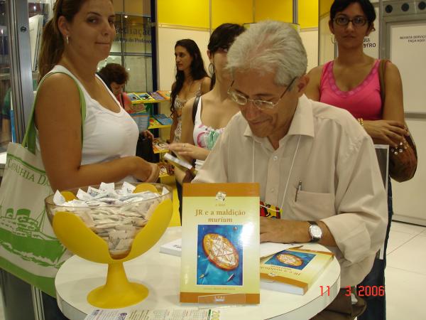 J. Alves autografa o seu livro JR e a maldição murium na Bienal Internacional do Livro em São Paulo, em 2006.